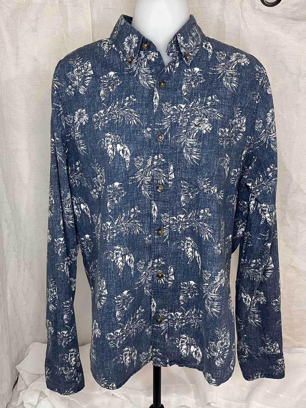 Hollister Size Medium Blue Tropical Floral Button-Down Shirt 100% cotton